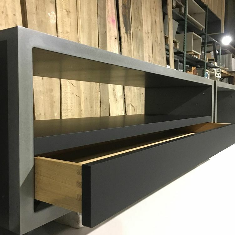 Beton-Lowboard mit schwarzer Schublade