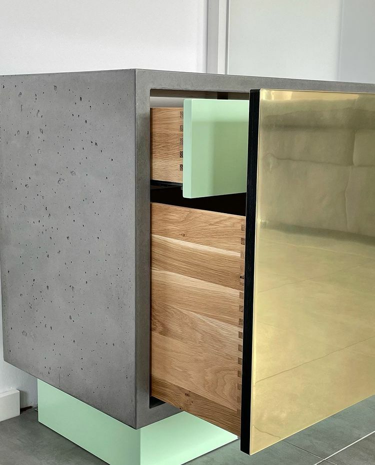 Beton-Sideboard mit Messingfront und integrierter Schublade